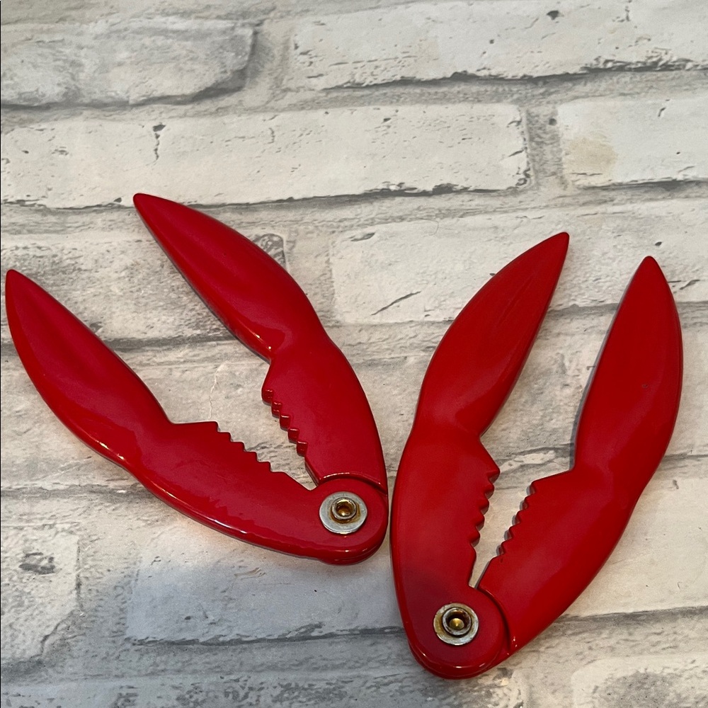 Red Lobster Claw Crackers set of 2 enamel over metal vintage - Picture 3 of 4